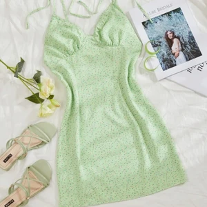 Sommarklänning  - Fick hem finaste sommarklänningen från shein imorse, tyvärr alldeles för liten för mig runt bysten. Grönare i verkligheten, se bild 2! Köparen står för frakten.