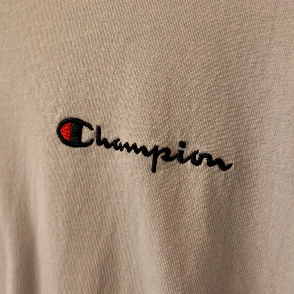 Vit Champion t-shirt!! Storlek medium men är lite oversized ❣️. T-shirts.