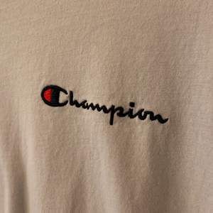 Vit Champion t-shirt!! Storlek medium men är lite oversized ❣️