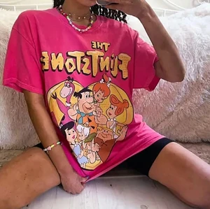 Flintstone topp - Säljer denna ascoola tröjan från vintage supply med flintstone på❤️ köptes för 410kr. Den är storlek s med är väldigt oversized så passar även m eller en liten l beronde på hur man vill att den ska sitta<3