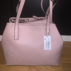 2 väskor och en portfölj  - Icke använda väskor som jag säljer. Prislapp finns på 2st tänkte mig 1000kr för den rosa 1000kr för den lilla och 4000kr för portföljen är 7000kr nypris. Pris kan diskuteras vid snabb affär Mvh Kennet