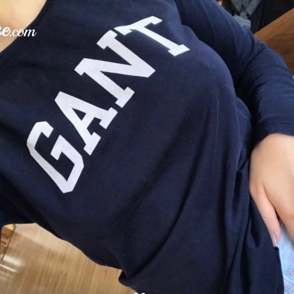 En mörkblå långärmad tröja från Gant. Jättefint skick! Köpt för 499kr . Tröjor & Koftor.