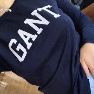 En mörkblå långärmad tröja från Gant. Jättefint skick! Köpt för 499kr 