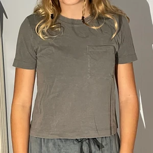 Grå cropped t-shirt - En grå basic t-shirt i fint skick. 💞