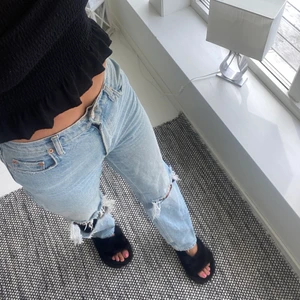 Blå jeans med hål  - Ljusblå högmidjade jeans med hål på knäna från mango🤍 i storlek 36 och jag är ca174cm. använda ett fåtal gånger. 70kr + frakt 🤍