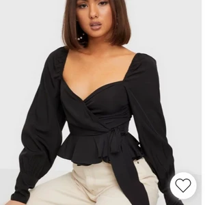 Nelly by NLY trend - En jätte fin blus från Nelly’s kollektion NLY by TREND, den är blå egentligen den jag har bara så ni vet men den är slutsåld överallt så ni får en bild på en svart istället, ni får bilder på den blåa toppen om ni vill köpa, jag säljer den för att blusen bara ligger i garderoben och använder den aldrig🤗