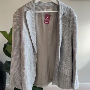 Kavaj  - Supersnygg randig kavaj, köpt second hand men aldrig använd😊 den är från märket XLNTwoman i storlek 54, kan användas som oversized också.