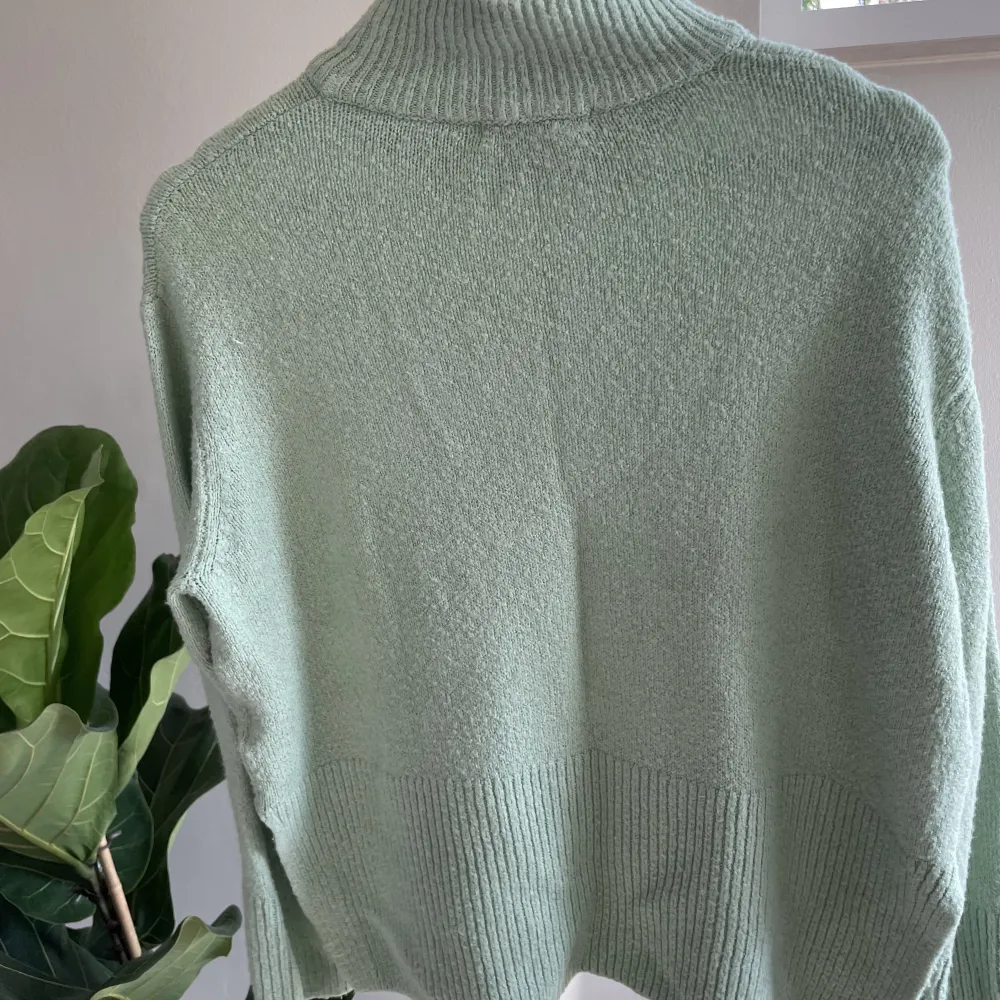 En stickad turkos/grön tröja i storlek S från Gina Tricot😊 superskön tröja med najs material. Tröjor & Koftor.