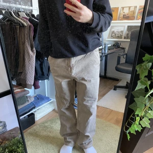 Beige byxor i regular fit - Ett par beige byxor i regular fit från pull & bear. Storlek 34 och är näst intil oanvända. Mer bilder kan skickas vid önskan. 
