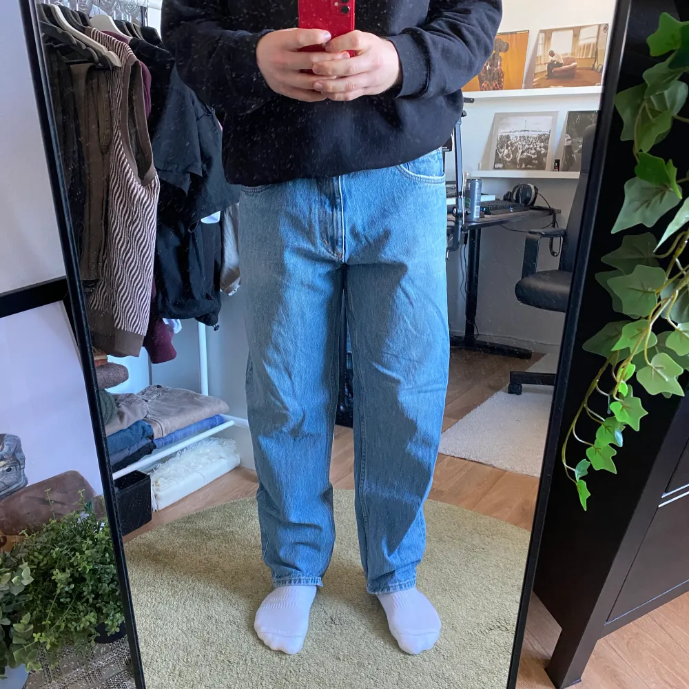 Ett par blå jeans från pull & bear. De är i storlek 32 och har regular fit. Mer bilder kan skickas vid önskan. . Jeans & Byxor.