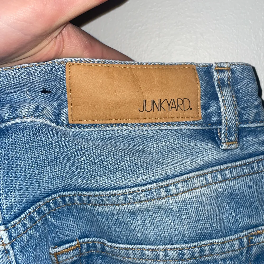 Jeans från junkyard köptes för 450kr men säljer dem för lite billigare helt oanvända  jätte bra skick finns inget dåligt med dem säljer dem för att dem är försmå pris kan diskuteras köparen står för frakt. Jeans & Byxor.
