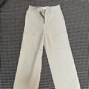 Beiga byxor COS - Säljer mina vida byxor från COS i storlek 44, relaxed fit. Väldigt bra skick, inga som helst defekter. Passar bra nu när det börjar bli lite bättre väder och om man gillar lite pösigare byxor. Köparen står för frakten