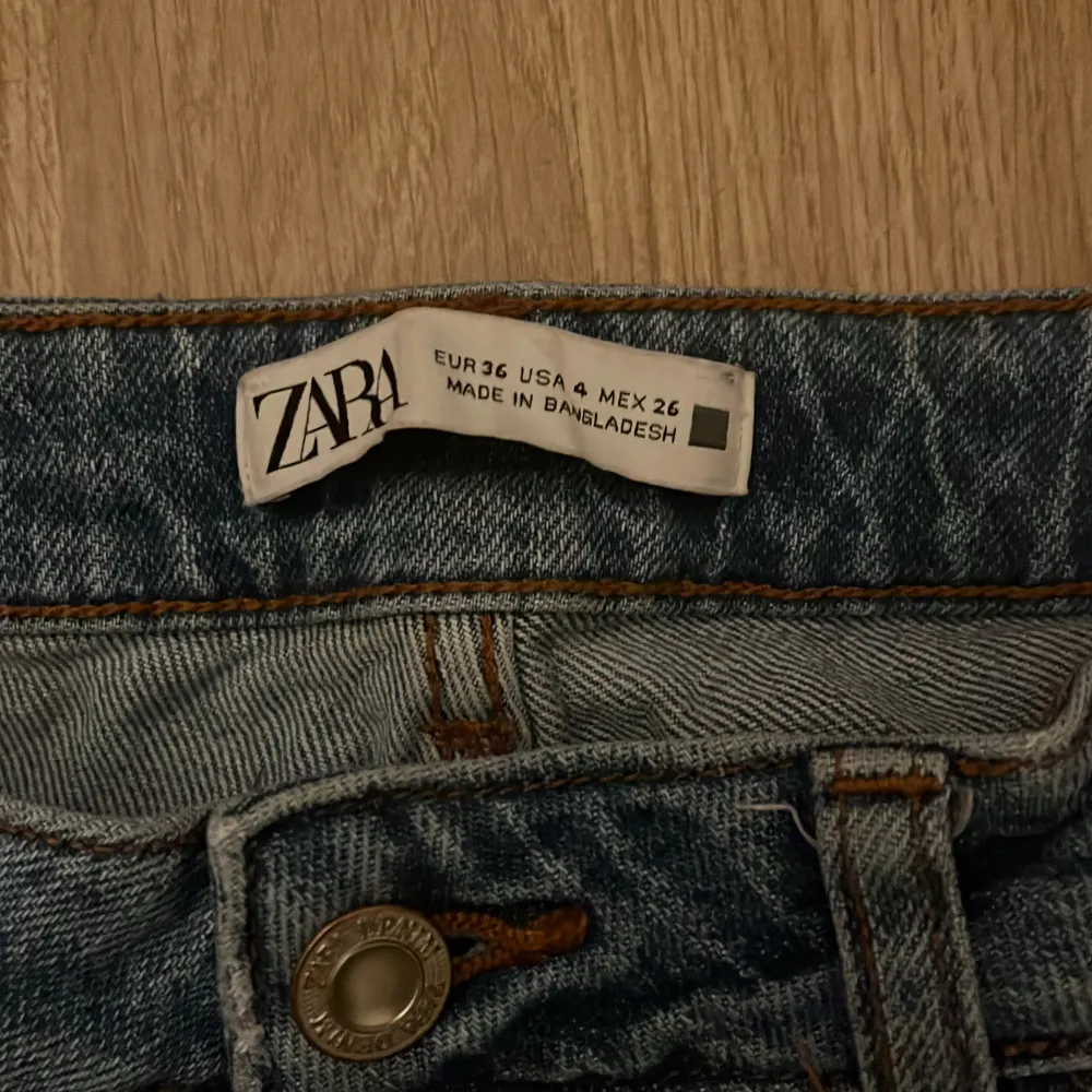 Blåa bootcut jeans från Zara, storlek 36. Jeans & Byxor.