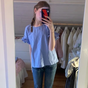 Blå topp - Blå topp/blus från ginatricot, storlek 38 men sitter också som storlek 36. Jättefin till våren eller sommaren, ännu finare när den är struken. 🌷Nyskick
