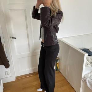 Skinnjacka - ⚠️ DIREKTPRIS: 380 kr ⚠️ Tvärfet vintage skinnjacka i mörkbrun/lila färg ⚡️ Storlek M men skulle säga att de passar mer som en XS 💓