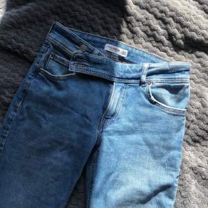 Så snygga lågmidjade bootcut jeans i storlek 36 ifrån pill&bear! Super fint skick 🥰🥰