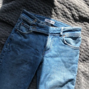 Lågmidjade bootcut jeans - Så snygga lågmidjade bootcut jeans i storlek 36 ifrån pill&bear! Super fint skick 🥰🥰
