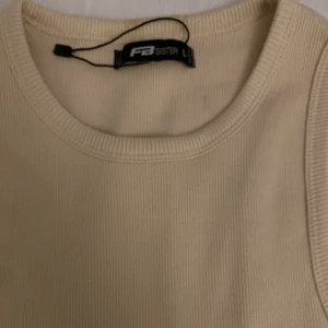 Fb sisters klänning - Helt oanvänd, storlek L men passar xs/S/M väldigt stretchig