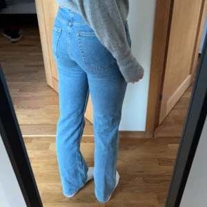 Weekday jeans - Säljer även dessa jeans som är i samma modell som de mörkare jeansen. Raka och midwaist, längd 32 men lite kortare än de andra. Säljer pga för lite användning❤️‍🔥💖💘