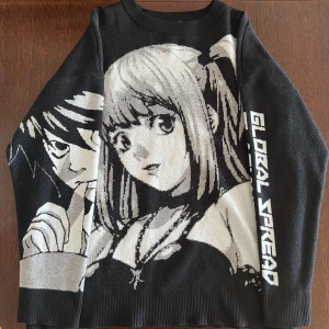 Death Note tröja  - Grym kvalité! Liksom tajt stickad som ger lite tyngd. Köptes via asos marketplace. För referens är jag 183 väger 90. Pm vid frågor. Allt gott! 