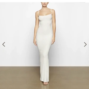 Skims Klänning  - Säljer en jättefin klänning från skims som är oanvänd med lappen på🥰 Säljer då jag beställde fel storlek.