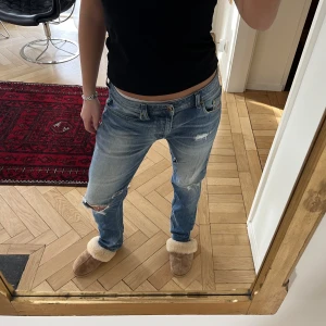 Diesel jeans - Snygga jeans från Diesel. Lågmidjade. Bra skick förutom lite slitna i grenen, fråga om bild!❤️