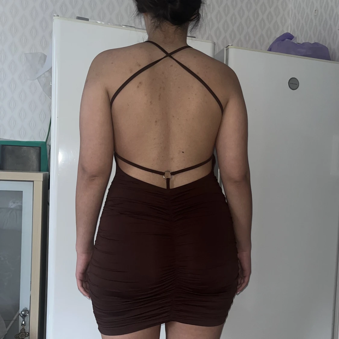 Brun klänning med öppen rygg - 90