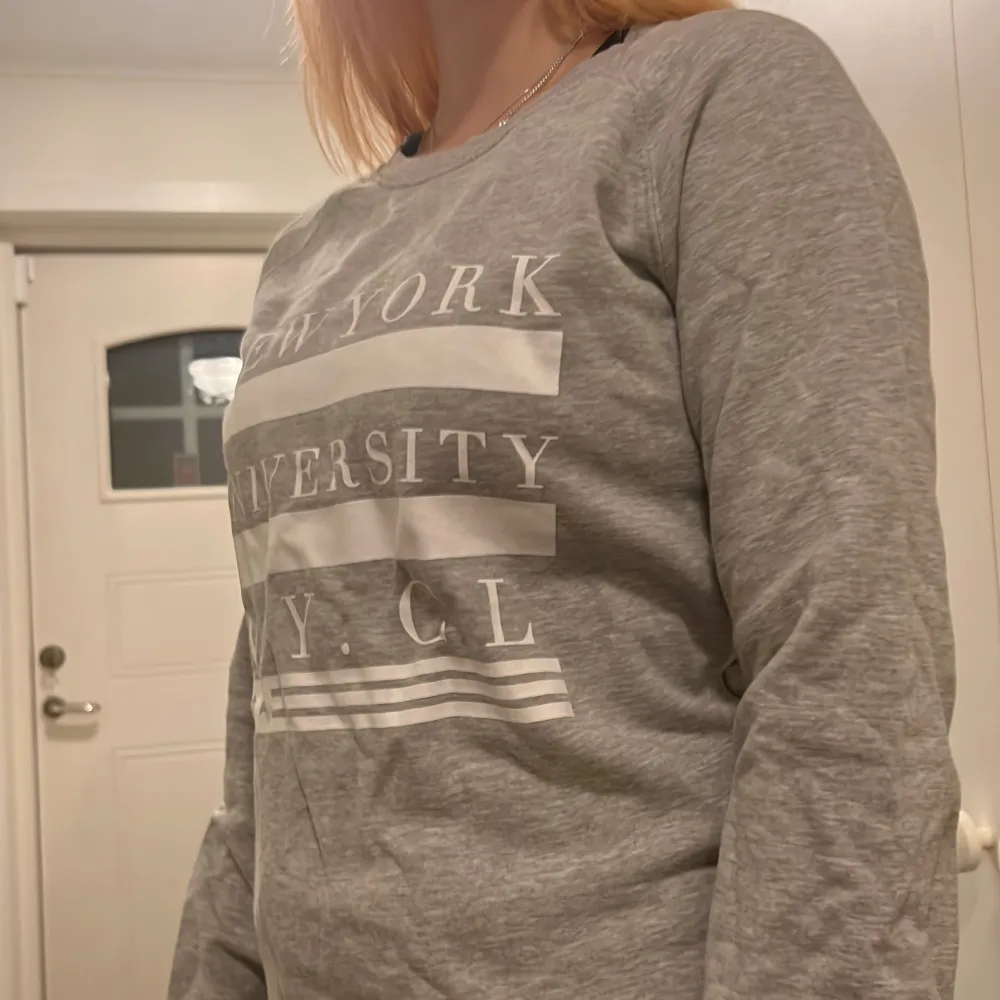 Grå sweatshirt från Gina Tricot. Rensar ur min garderob inför våren 🌼. Kika och se om du ser något mer i min profil som du gillar så skickar jag med allt i samma paket! 🤩 . Tröjor & Koftor.