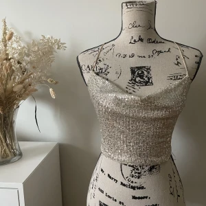 💫 Paljett topp 💫 - Paljett Knyt croptop! Använd några gånger, men i väldigt fint skick!