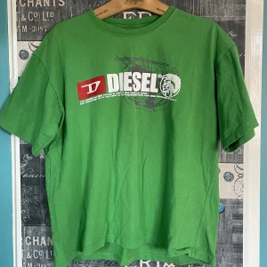 T-shirt Diesel - ✨Grön vintage Diesel t-shirt i gott skick. Funkar som både Oversized och regular fit🙌