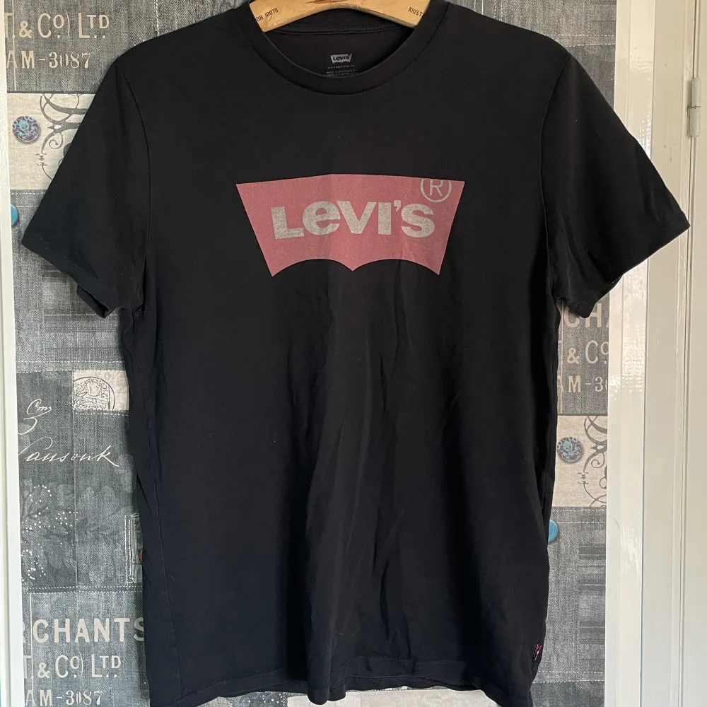 ✨Vintage svart Levi’s t-shirt som är välanvänd. Inga skador på tröjan men loggan har kanske bleknat lite, men det ger bara en mer vintage look. Regular fit🙌. T-shirts.