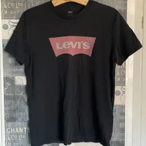 ✨Vintage svart Levi’s t-shirt som är välanvänd. Inga skador på tröjan men loggan har kanske bleknat lite, men det ger bara en mer vintage look. Regular fit🙌