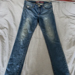 Guess Jeans - Super sköna och snygga Guess Jenas strl 170. Passar fint till de mesta och är knappt använda. 🤩