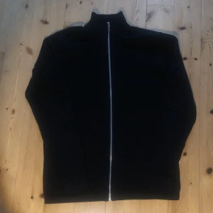 🥚Full zip tröja🥚 - Knapp använd, bara testad, har prislappen kvar. Storlek M men passar även L. Från Selected/Homme.