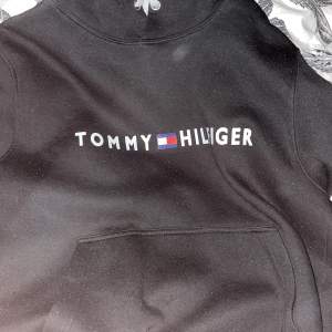 Tjena säljer min Tommy Hilfiger hoodie strl S-M