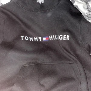 Tommy Hilfiger - Tjena säljer min Tommy Hilfiger hoodie strl S-M