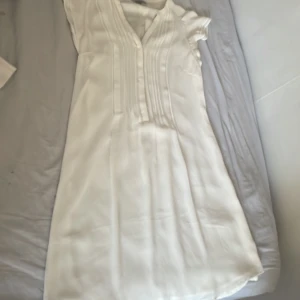 Kort klänning  - Kort klänning säljer en jätte fin kort klänning använt bara en gång och kommer ej till användning föreslå pris för klänning 🫶🏻