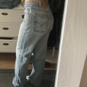 Levisjeans - Köpta här på plick men knappt använt själv. W30 L32. Perfekt ljus jeansfärg. 
