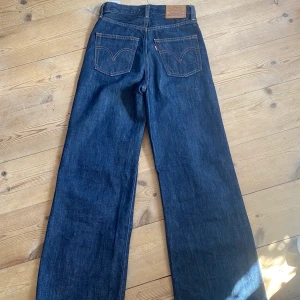 Vida Levis jeans  - Ett par Levis jeans som jag köpte nya för ca 1 år sen. Använda typ en gång. Modellen är ribcage wide i storleken 24. På bilden ser ni hur dom sitter på mig som är ca 158. Skriv för frågor, mer bilder eller mått. 