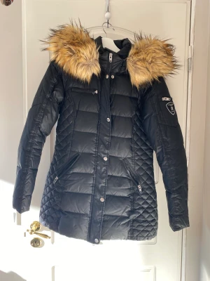 RocknBlue vinterjacka - Vinterjacka från RocknBlue, använd en vinter. Har aldrig frusit i denna. 