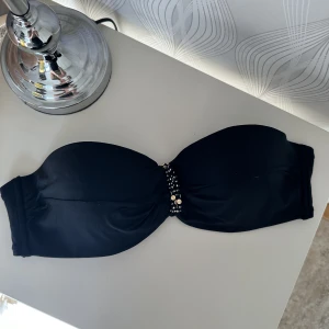 Bikini - Svart bikini överdel från Cubus storlek 38