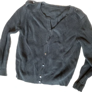 Stickad kofta - Olivgrön stickad kofta, köpt på stadsmissionen, strl S🪴 Säljes då den tyvärr inte kommer till användning längre. Köparen står för frakten, kan även mötas upp i Stockholm🪴