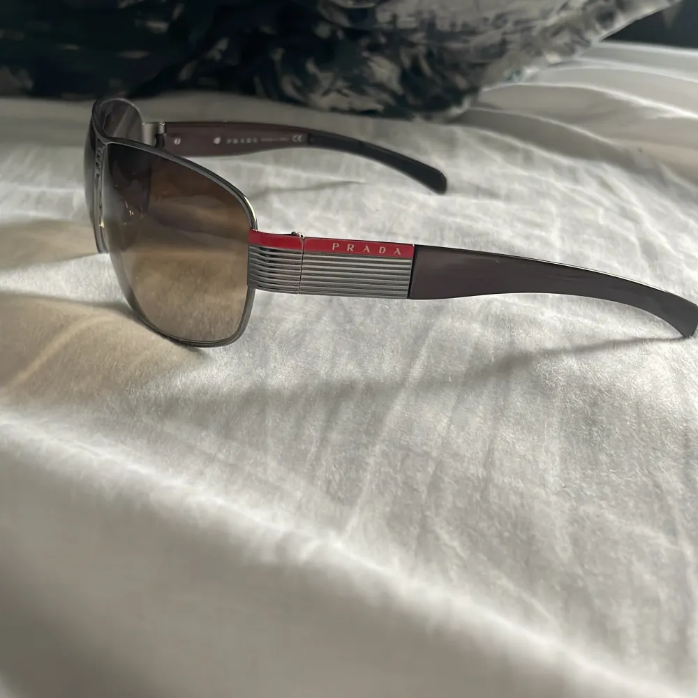 Säljer nu dessa Prada solglasögon eftersom dom inte kommer till användning längre! De är i rätt bra skick med ett fåtal repor som inte märks! Modellen säljs inte längre: men nypris 2300. Accessoarer.