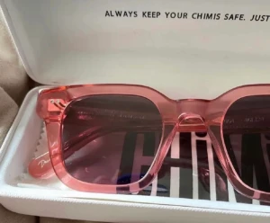 Chimis  - Säljer nu mina chimis i modellen 04, i färgen guava. Köptes här på Plick nyligen! Ser knappt använda ut. 