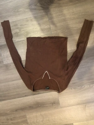 Brun långärmad tröja - Ribbad brun långärmad tröja med vit söm
