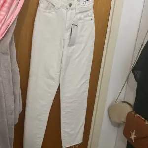 Säljer dessa vita raka jeans eftersom de är för små på mig. De är helt oanvända den ända gången jag har haft på mig den var när jag skulle se om den varit i min strl. Byxan är strl 32 och priset kan diskuteras!🤍
