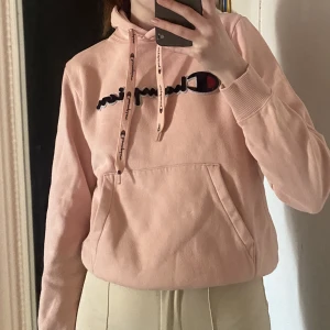 Champion Hoodie  - Säljer min rosa Champion Hoodie i strl XS. Inte mycket använd.  