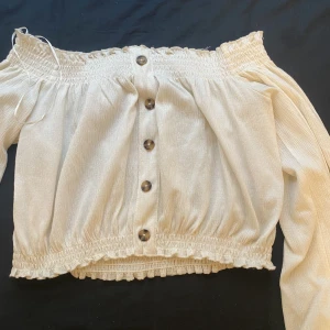 Off-white topp - Fin tröja använd en gång. Säljer då den är lite för kort enligt min smak. Den är annars väldigt fin. Den är kort vid magen samt off- shoulder. 