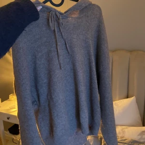 Stickad hoddie  - Super fin stickad hoddie från lindex, sparsamt annvänd och inga noppror! 🙌🏻