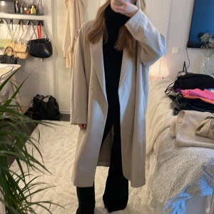 Kappa - Superfin beige kappa från hm. Aldrig använd! Jag har vanligtvis strl S i jackor och på mig sitter den snyggt oversized 💕